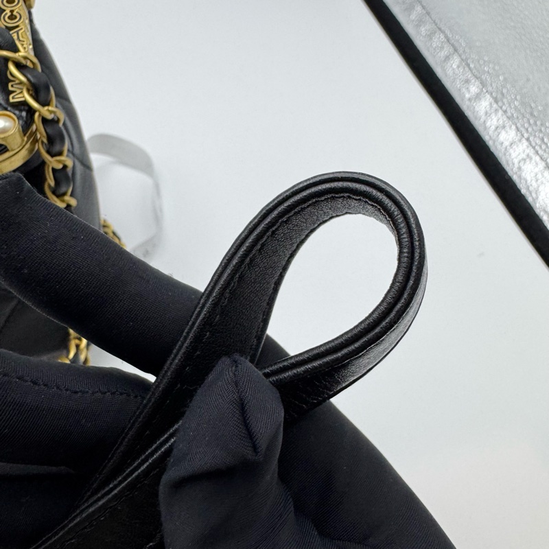 香奈兒 Chanel 23C 黑金字母盒子單肩包，晚宴包，高級手工坊系列，晶片款Quilted Lambskin Paris Monaco Kiss Lock Vanity Mini Black-16