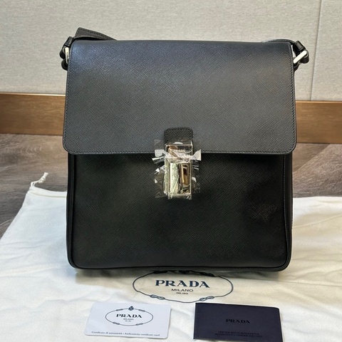全新 Prada 普拉達 經典款三角標 十字紋牛皮 郵差包 單肩斜挎包 雙層格局 有隔層 上身帥氣時尚 非常實用 男款 黑色尺寸27*5*28cm 附件：塵袋。