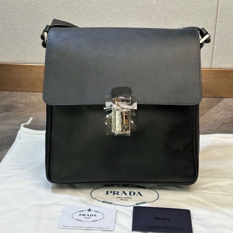 全新 Prada 普拉達 經典款三角標 十字紋牛皮 郵差包 單肩斜挎包 雙層格局 有隔層 上身帥氣時尚 非常實用 男款 黑色尺寸27*5*28cm 附件：塵袋。-0