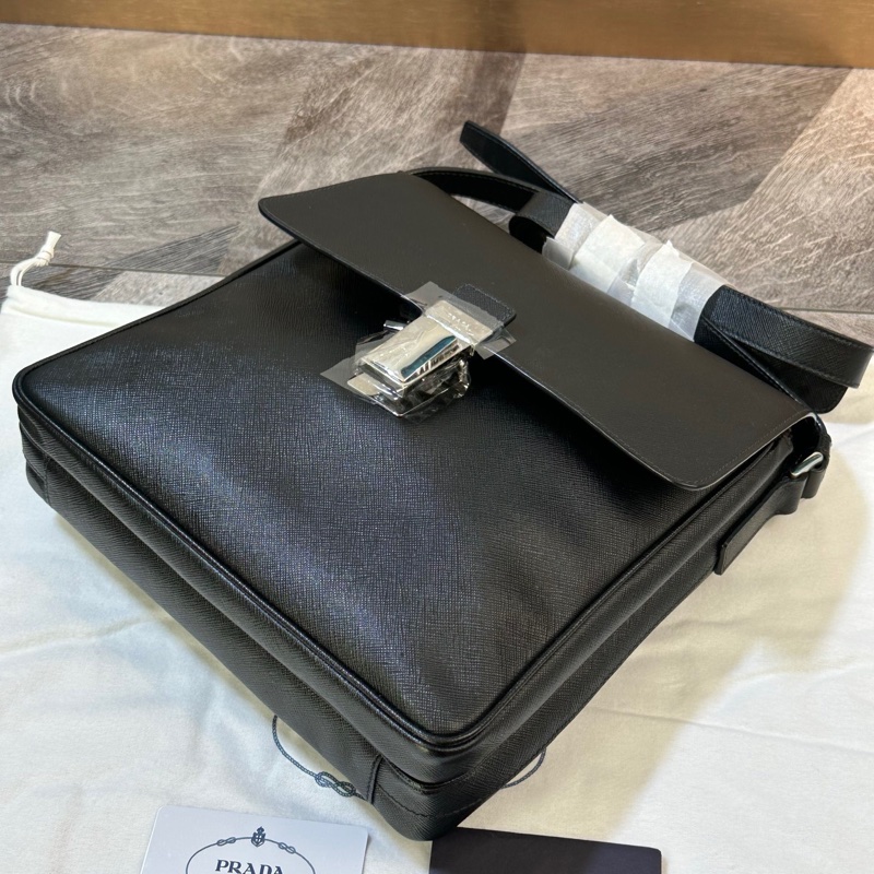 全新 Prada 普拉達 經典款三角標 十字紋牛皮 郵差包 單肩斜挎包 雙層格局 有隔層 上身帥氣時尚 非常實用 男款 黑色尺寸27*5*28cm 附件：塵袋。-1