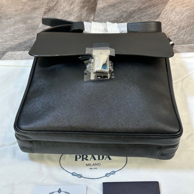 全新 Prada 普拉達 經典款三角標 十字紋牛皮 郵差包 單肩斜挎包 雙層格局 有隔層 上身帥氣時尚 非常實用 男款 黑色尺寸27*5*28cm 附件：塵袋。-2