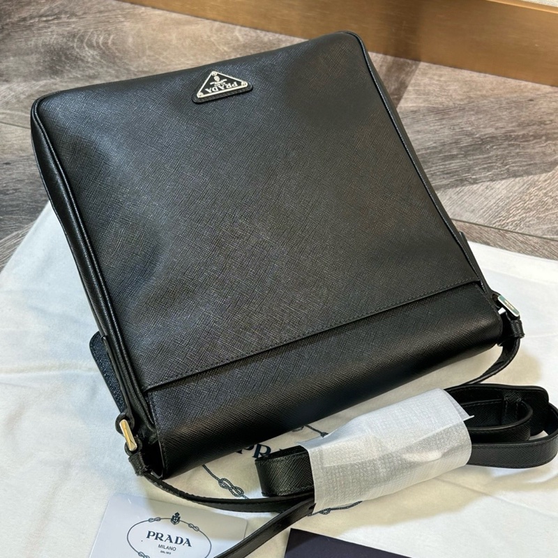 全新 Prada 普拉達 經典款三角標 十字紋牛皮 郵差包 單肩斜挎包 雙層格局 有隔層 上身帥氣時尚 非常實用 男款 黑色尺寸27*5*28cm 附件：塵袋。-3
