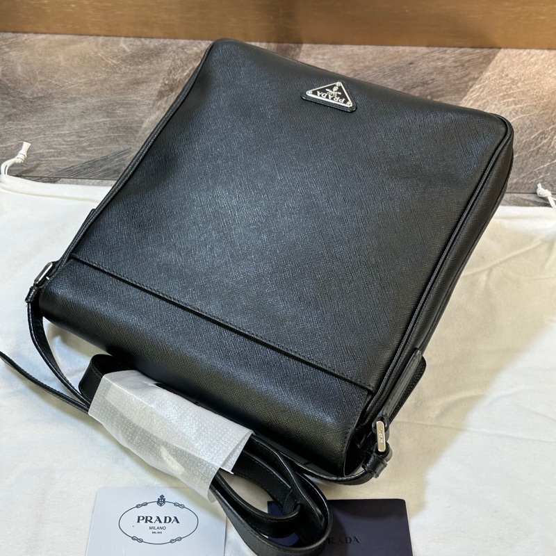 全新 Prada 普拉達 經典款三角標 十字紋牛皮 郵差包 單肩斜挎包 雙層格局 有隔層 上身帥氣時尚 非常實用 男款 黑色尺寸27*5*28cm 附件：塵袋。-4