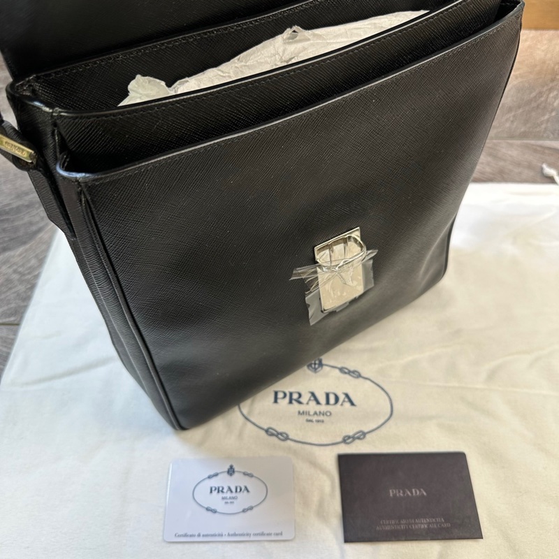全新 Prada 普拉達 經典款三角標 十字紋牛皮 郵差包 單肩斜挎包 雙層格局 有隔層 上身帥氣時尚 非常實用 男款 黑色尺寸27*5*28cm 附件：塵袋。-5
