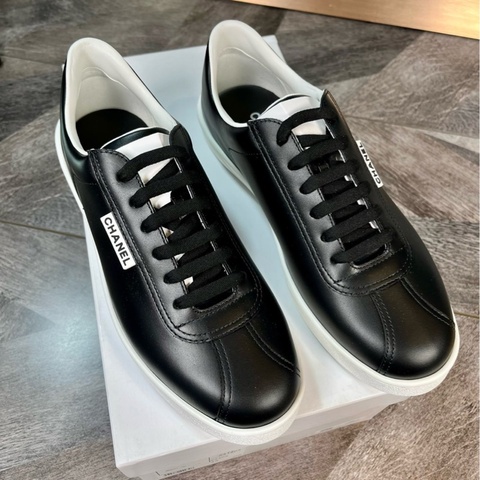 全新 Chanel 香奈兒 字母標牛皮 休閒鞋 板鞋 女款 黑色 超值 尺碼：36.5 碼 附件：無