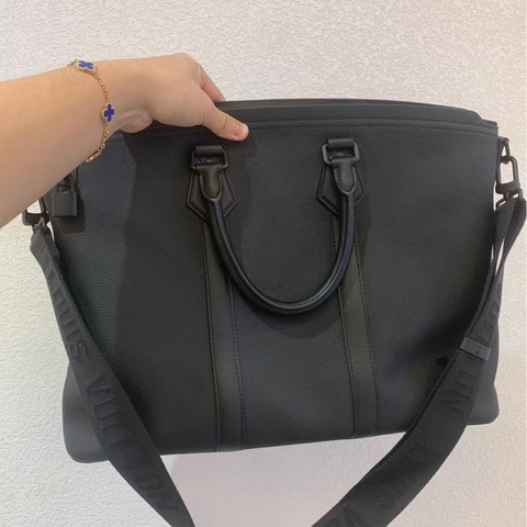 98新，LV  lock it tote 全黑牛皮 高級荔枝紋 手提包 公文包 可調節肩帶  尺寸43*34cm。