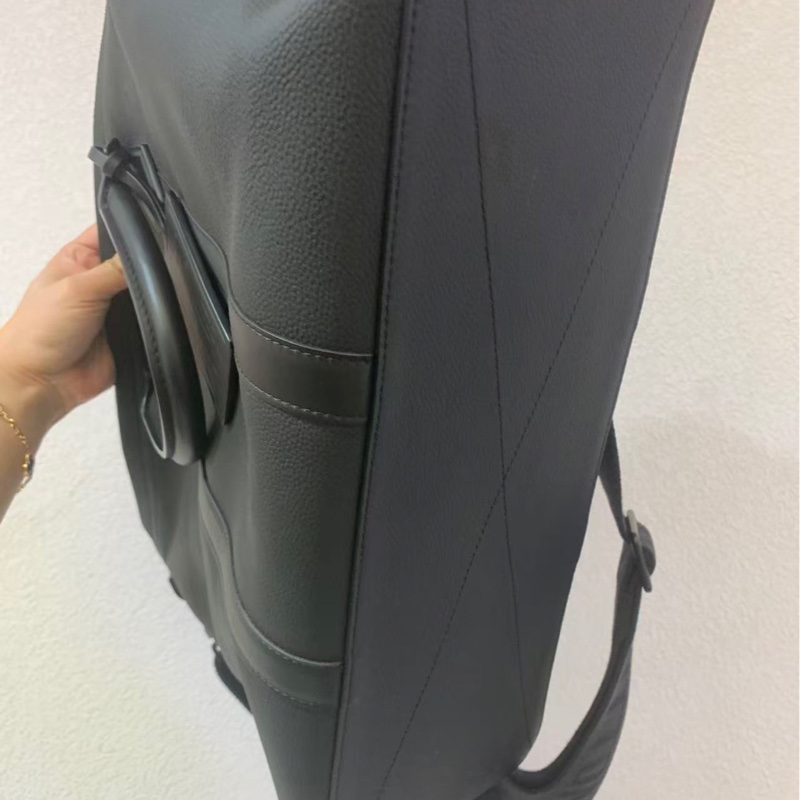 98新，LV  lock it tote 全黑牛皮 高級荔枝紋 手提包 公文包 可調節肩帶  尺寸43*34cm。-1