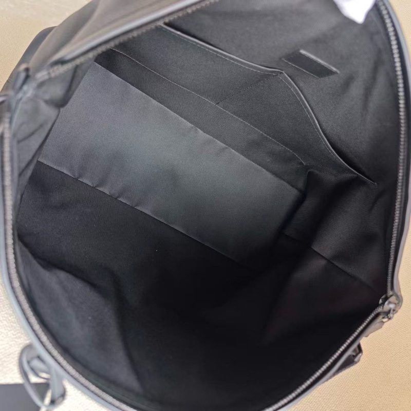 98新，LV  lock it tote 全黑牛皮 高級荔枝紋 手提包 公文包 可調節肩帶  尺寸43*34cm。-2