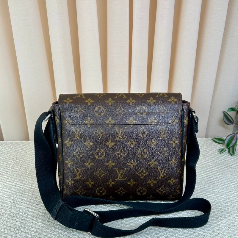 LV路易威登老花郵差包  經典款 翻蓋設計 容量大 日常通勤百搭 肩帶可調節 單肩斜挎都行-8