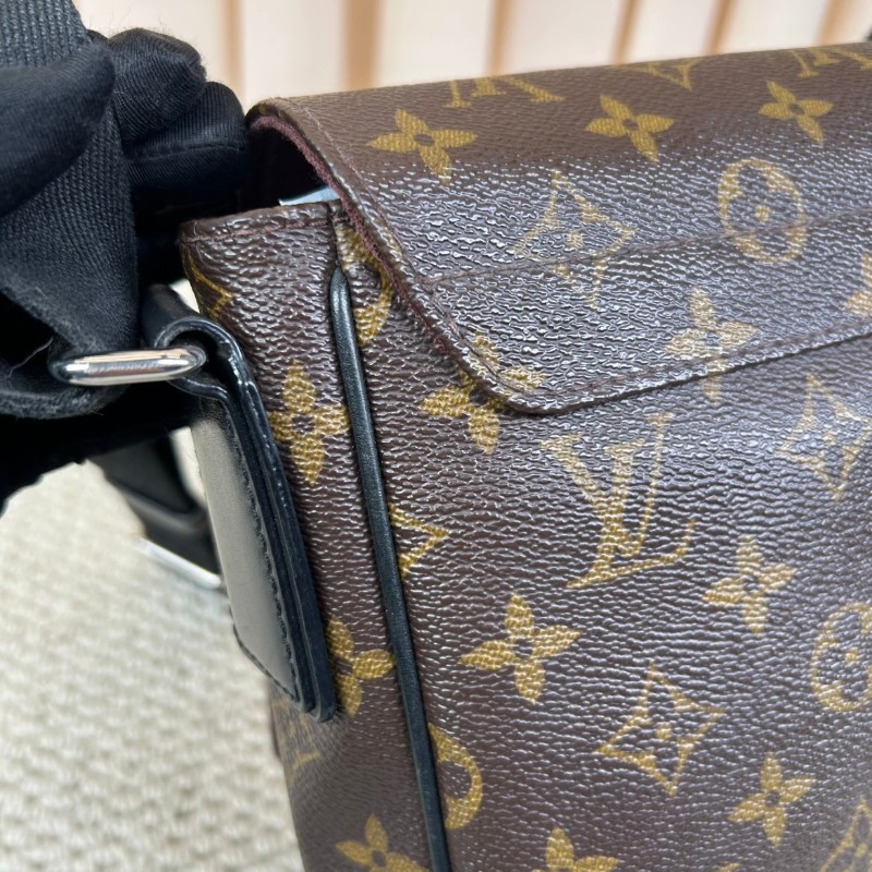 LV路易威登老花郵差包  經典款 翻蓋設計 容量大 日常通勤百搭 肩帶可調節 單肩斜挎都行-11