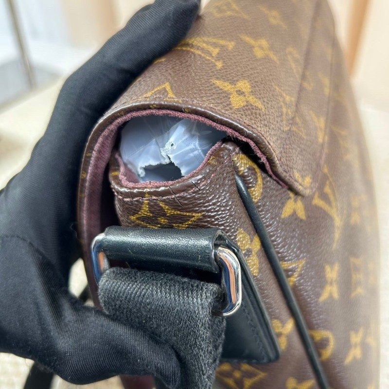 LV路易威登老花郵差包  經典款 翻蓋設計 容量大 日常通勤百搭 肩帶可調節 單肩斜挎都行-15