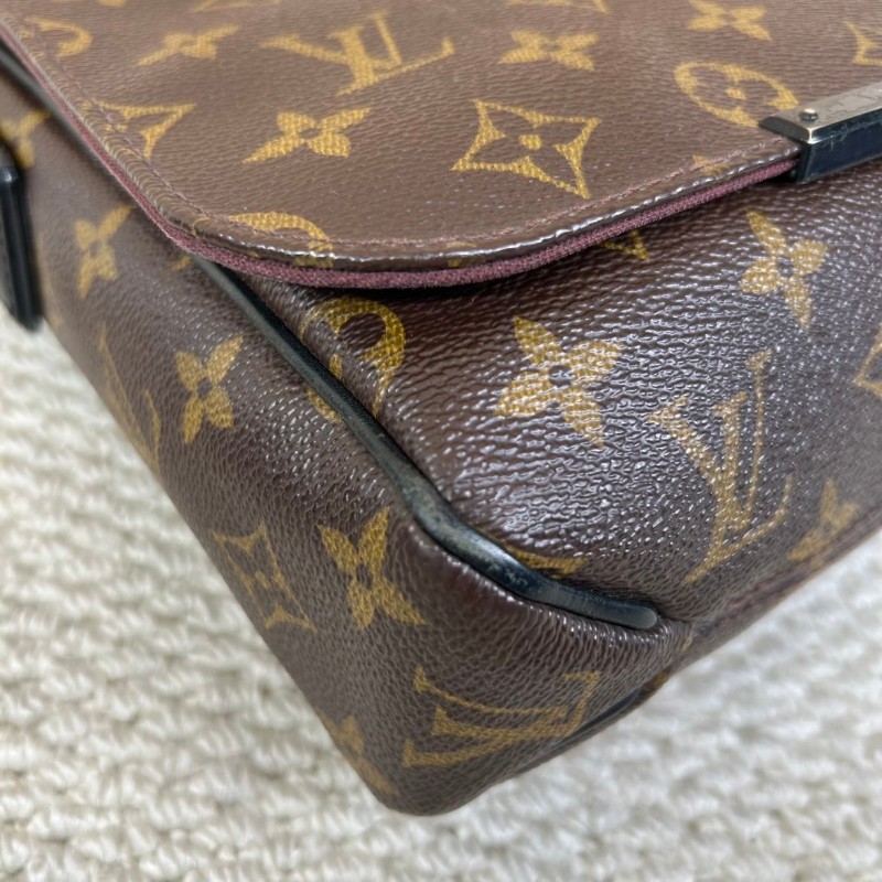 LV路易威登老花郵差包  經典款 翻蓋設計 容量大 日常通勤百搭 肩帶可調節 單肩斜挎都行-17