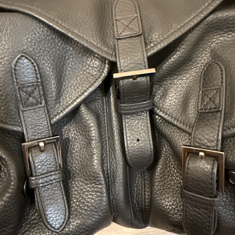 agnès b. 標誌壓花牛皮雙口袋背包-3