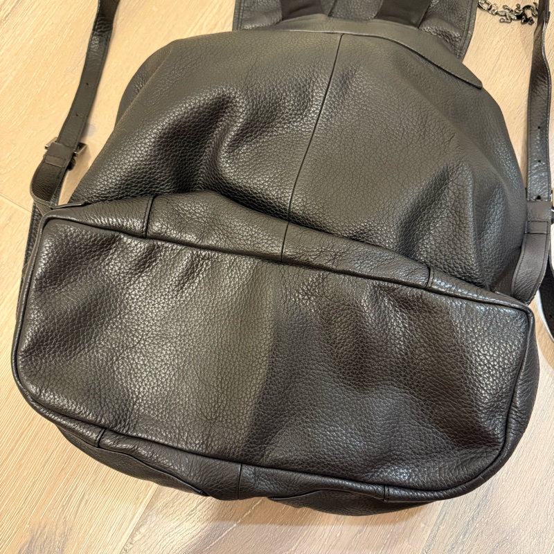 agnès b. 標誌壓花牛皮雙口袋背包-7