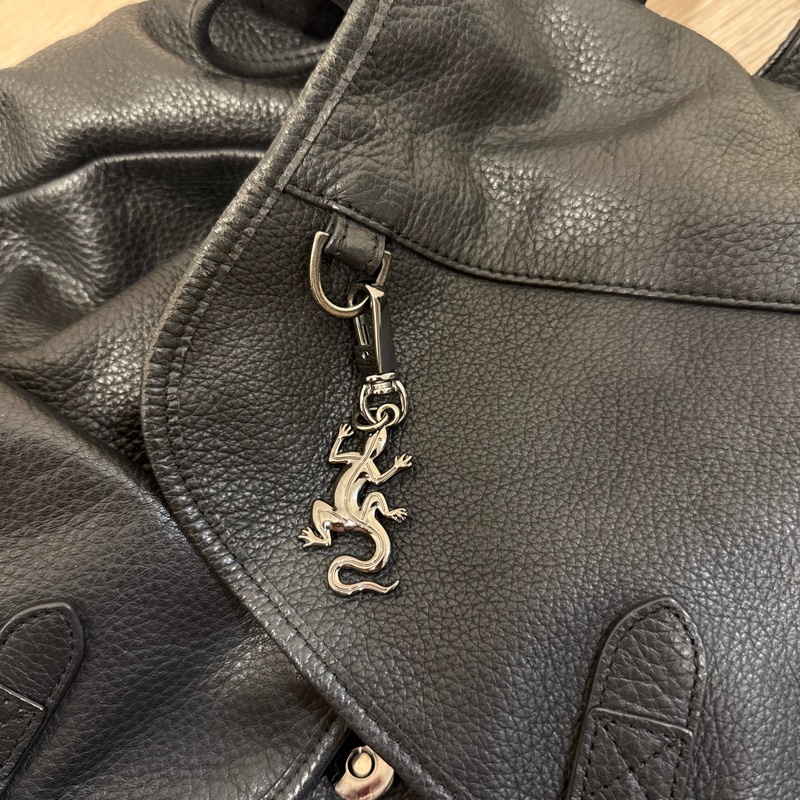 agnès b. 標誌壓花牛皮雙口袋背包-10