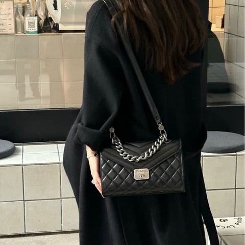 ✨Chanel 牛皮孟買郵差包 超有個性的帥包 有保卡🖤
