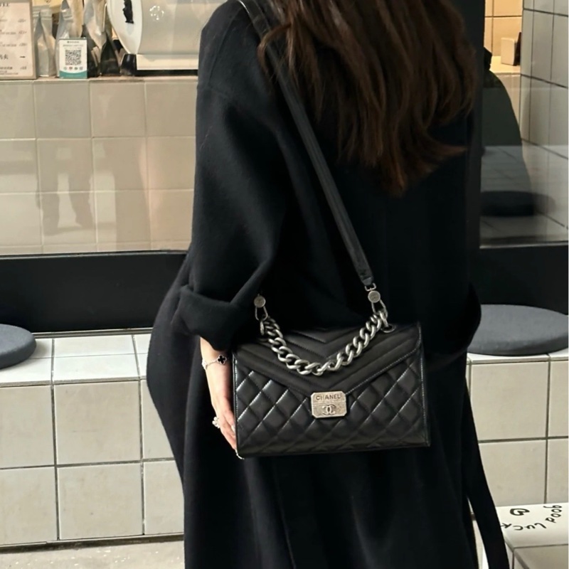 ✨Chanel 牛皮孟買郵差包 超有個性的帥包 有保卡🖤-0