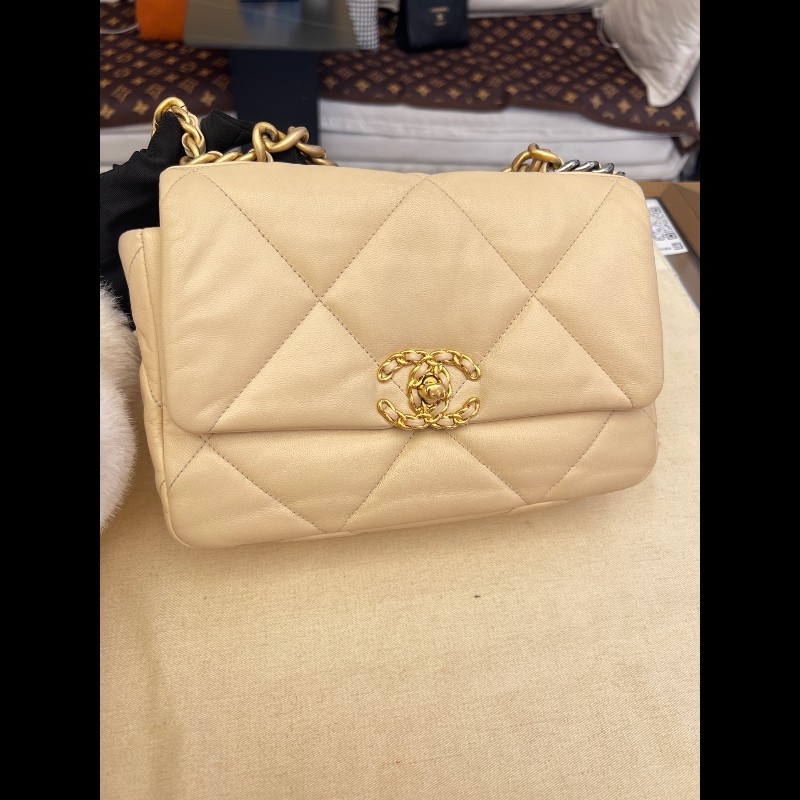 Chanel 奶杏色金扣19bag小號-1