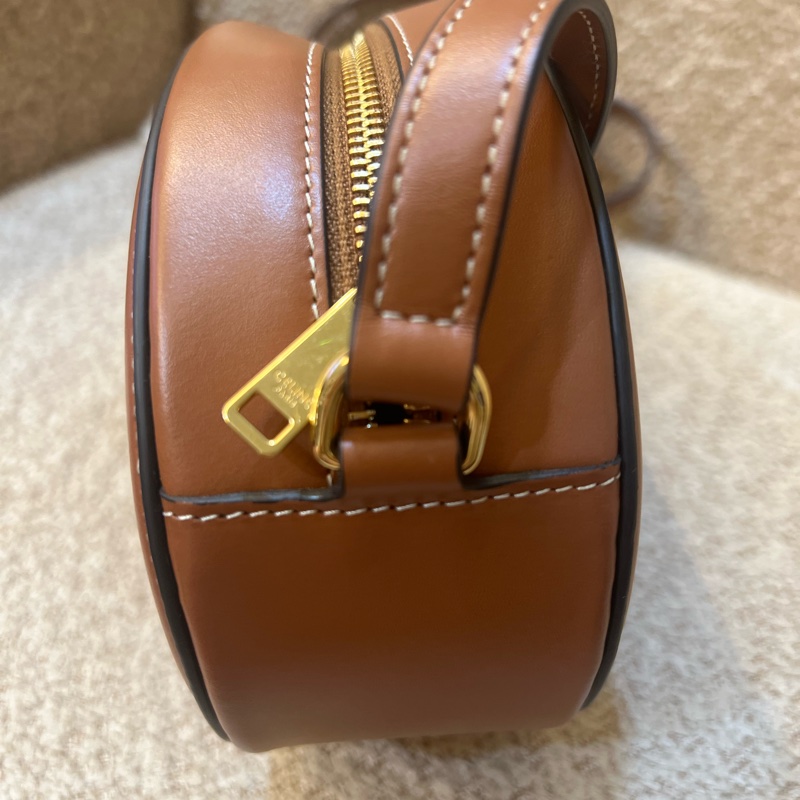 CELINE焦糖色大圓餅包-4