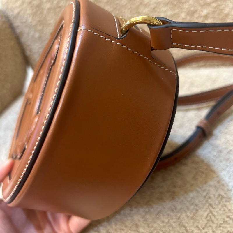 CELINE焦糖色大圓餅包-8