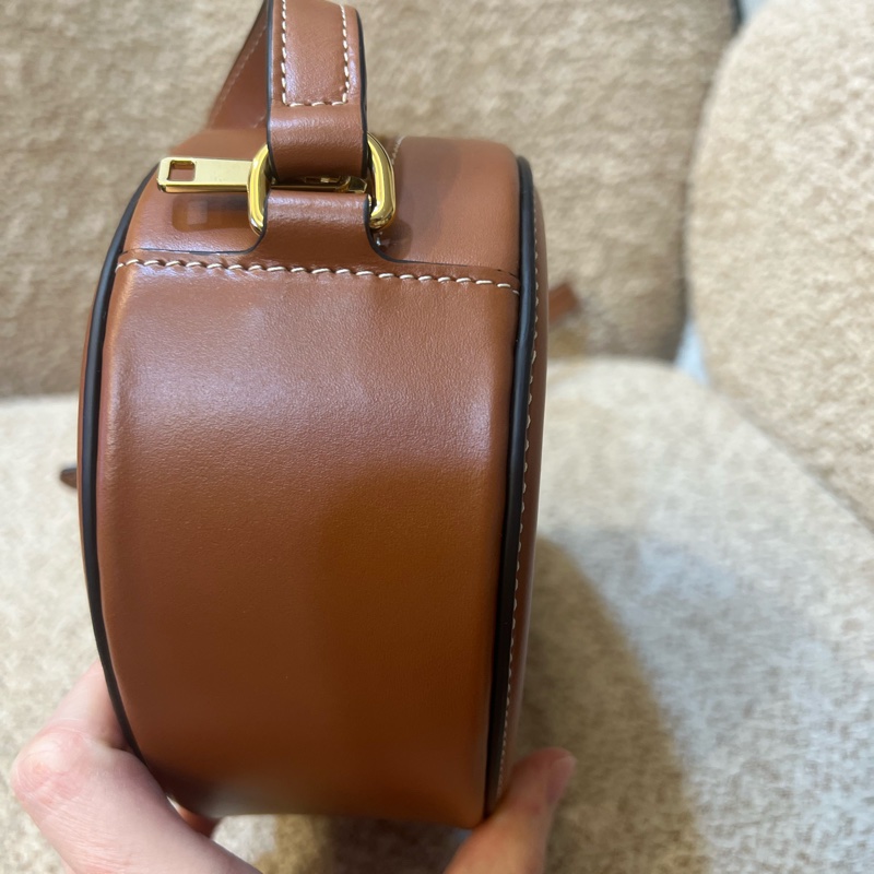 CELINE焦糖色大圓餅包-9