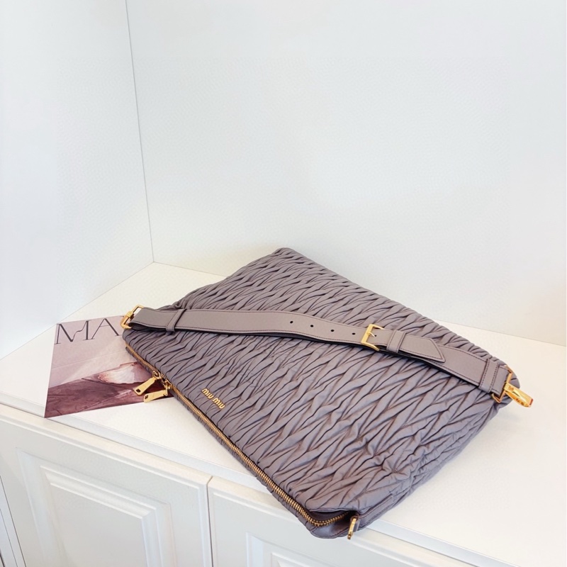 Miumiu灰金皺皺機場包-5