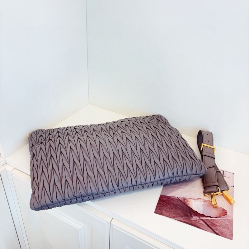 Miumiu灰金皺皺機場包-6