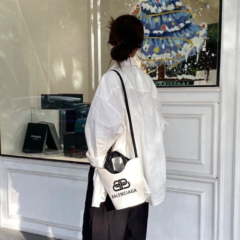 BALENCIAGA 黑白帆布肩背斜背水桶包15*22*15 98新配件塵袋-0