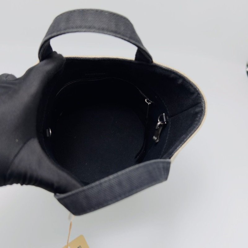 BALENCIAGA 黑白帆布肩背斜背水桶包15*22*15 98新配件塵袋-4
