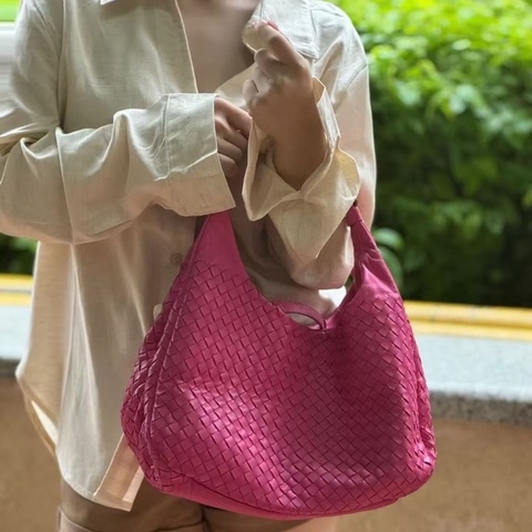 BV粉色編織腋下包 30×20×15cm 98新配件塵袋