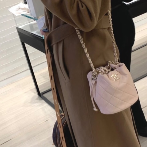 Chanel 琺瑯鏈條水桶包櫻花粉色金扣羊皮 芯片款 15*17*12.5 98新配件塵袋購證