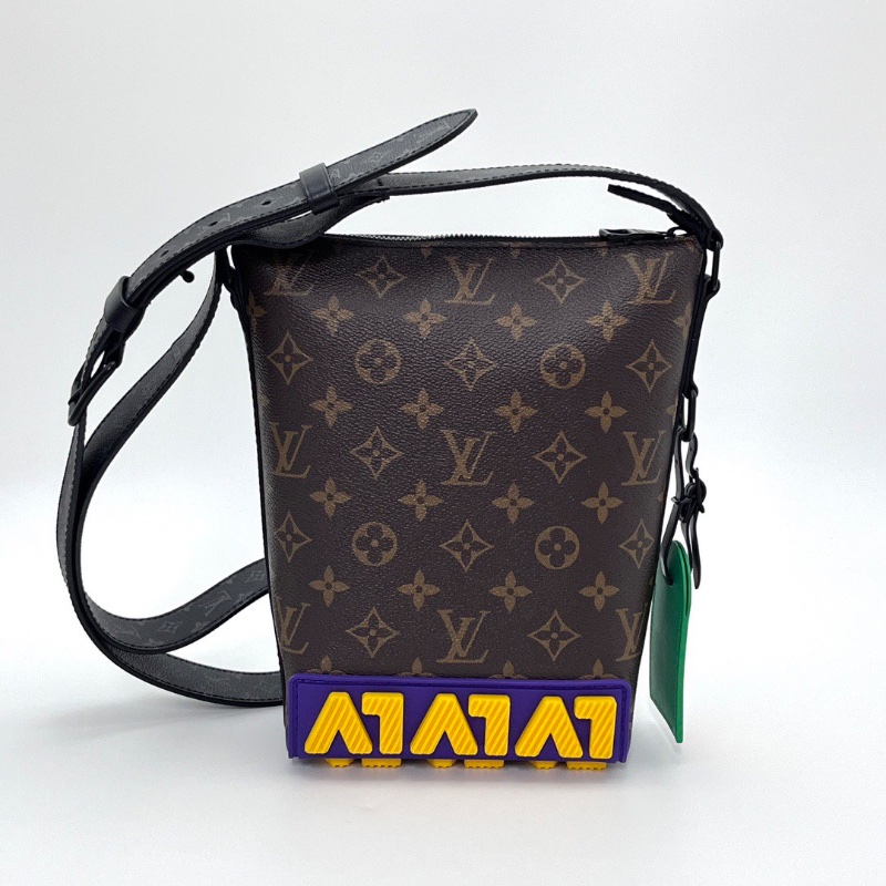 LV限量老花 Rubber cruiser橡膠郵差肩背斜背包16*24*9 98新配件塵袋-1
