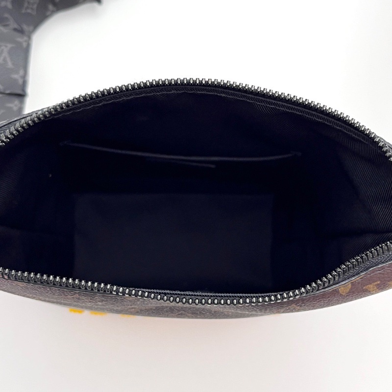 LV限量老花 Rubber cruiser橡膠郵差肩背斜背包16*24*9 98新配件塵袋-2