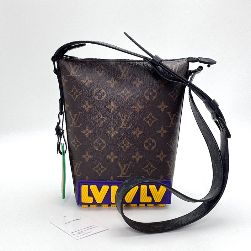 LV限量老花 Rubber cruiser橡膠郵差肩背斜背包16*24*9 98新配件塵袋-6