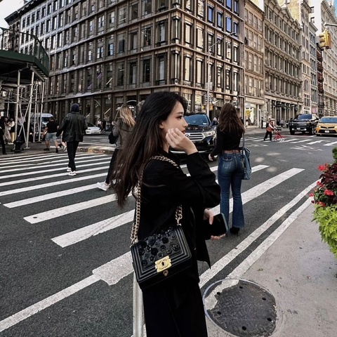 CHANEL 黑金限量 山茶花Leboy小號肩背斜背包20*12*8 98新配件塵袋保卡