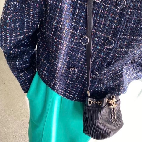 Chanel 抽繩水桶包   黑色金扣15*16*13 98新塵袋