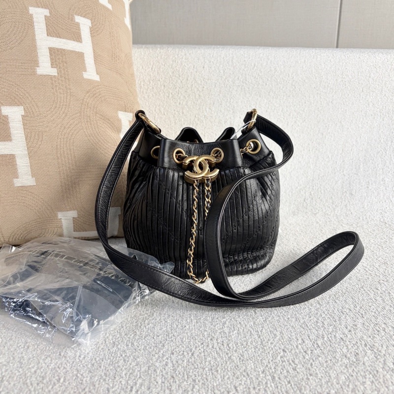 Chanel 抽繩水桶包   黑色金扣15*16*13 98新塵袋-1