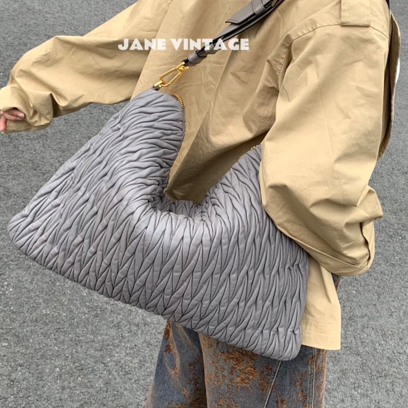 MiuMiu 灰金皺摺全皮機場包 50*36  98新配件塵袋-0