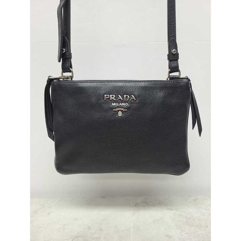 【包稅】PRADA 黑色 Vitello Phoenix 銀色 Logo 斜背包-0