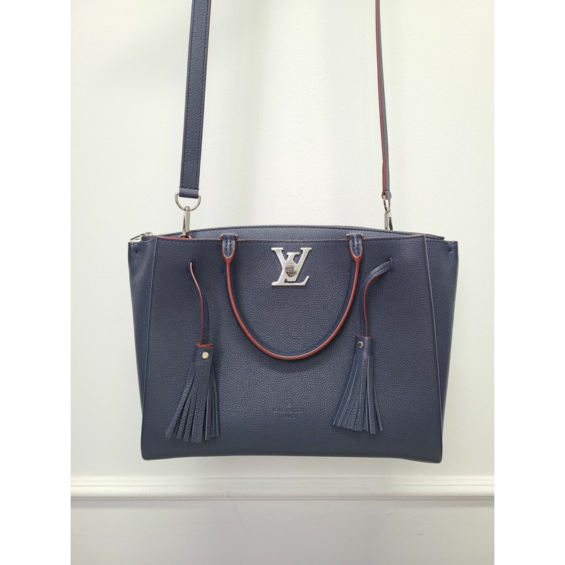 【包稅】LOUIS VUITTON Marine Rouge 粒面小牛皮銀色 Lockme 兩用手提包-0