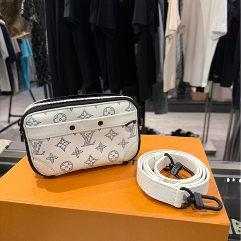 Louis Vuitton 壓紋皮革 Alpha 郵差包