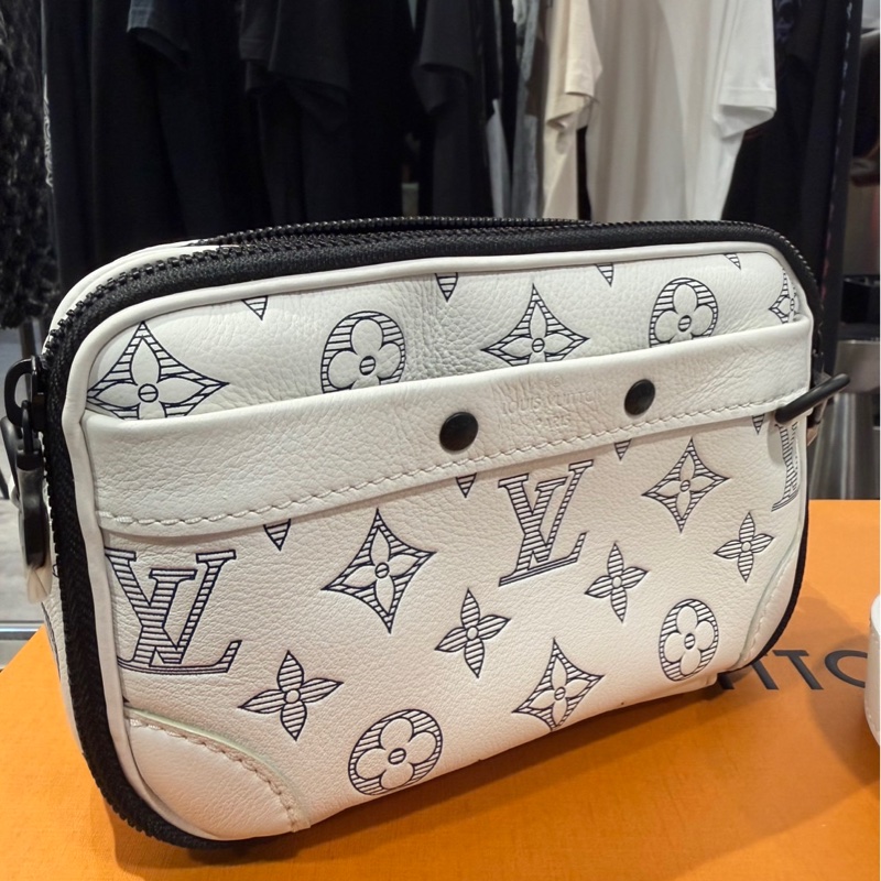 Louis Vuitton 壓紋皮革 Alpha 郵差包-1