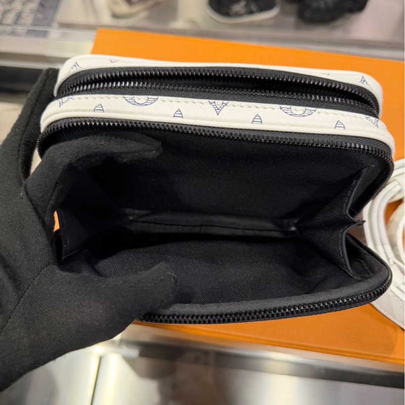 Louis Vuitton 壓紋皮革 Alpha 郵差包-2