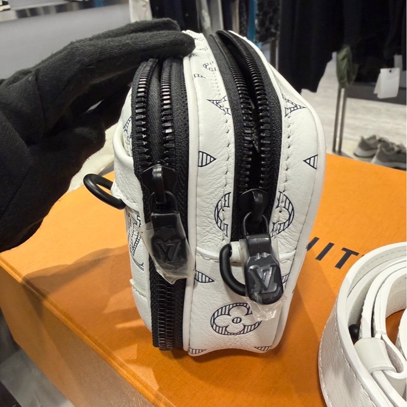 Louis Vuitton 壓紋皮革 Alpha 郵差包-3