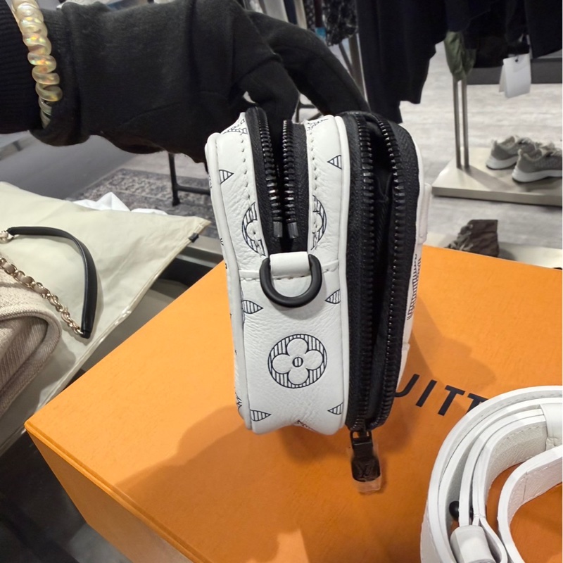 Louis Vuitton 壓紋皮革 Alpha 郵差包-5