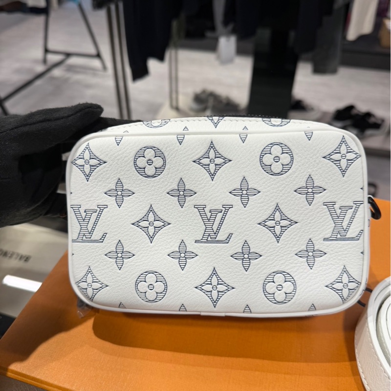 Louis Vuitton 壓紋皮革 Alpha 郵差包-6