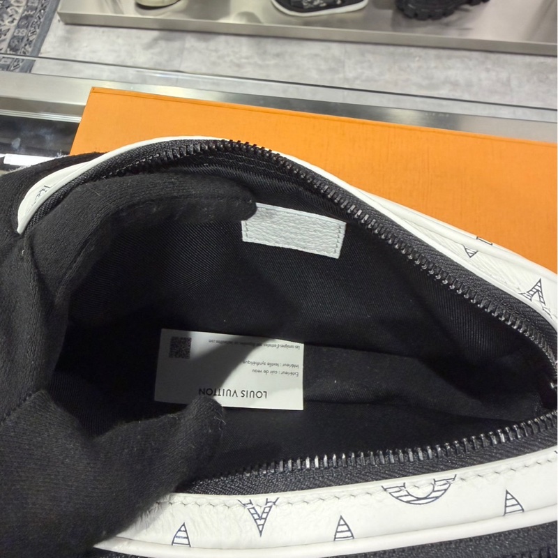 Louis Vuitton 壓紋皮革 Alpha 郵差包-7