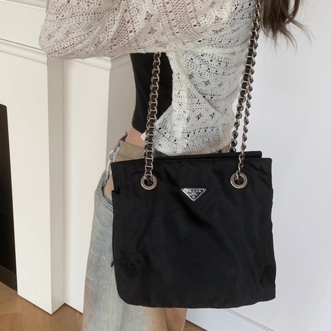 🌷Prada 黑銀鏈條降落傘經典單肩包 ｜經典花紋✦fufu style 精品✦ 氣質款｜