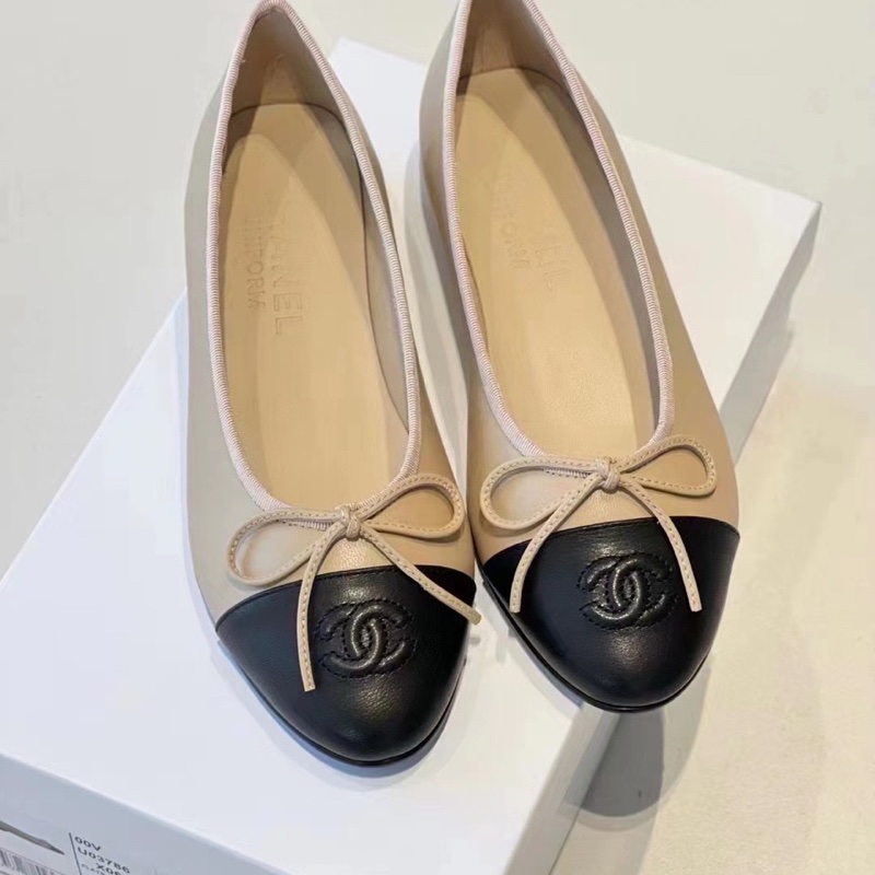 全新閒置新，未使用Chanel香奈兒uniform 米色拼黑色芭蕾平底鞋 尺碼：35-0