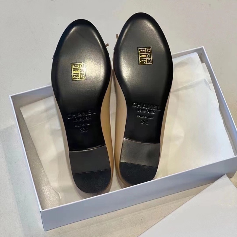 全新閒置新，未使用Chanel香奈兒uniform 米色拼黑色芭蕾平底鞋 尺碼：35-4